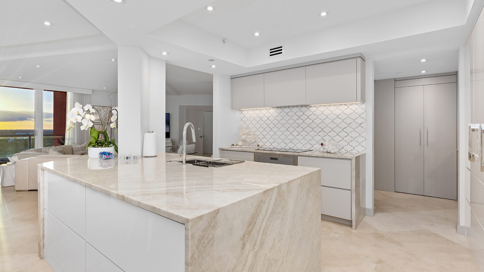 Küche im Luxury Oceanfront Villa 21E, Tower II, The Palms Condominium, 2110 North Ocean Boulevard, Fort Lauderdale Beach, Florida 33305, Luxury Seaside Condos