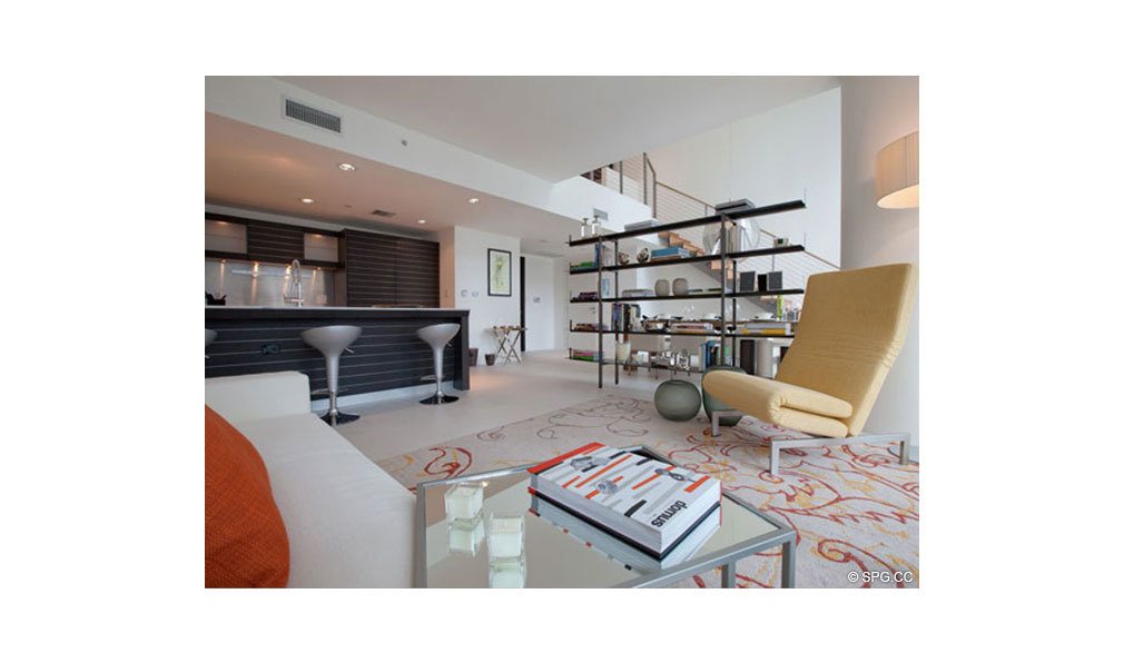 Wohnzimmer im Epos, Luxus Waterfront Eigentumswohnungen bei 200 Biscayne Blvd Way, Miami, FL 33131 gelegen