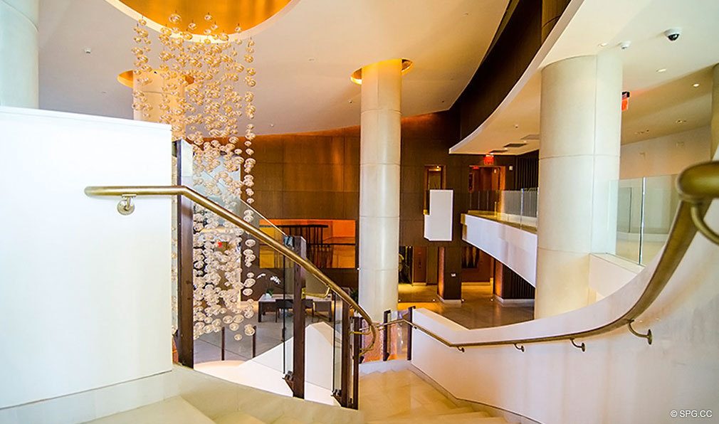 Lobby Staircase in Murano Grande, Luxus Waterfront Eigentumswohnungen bei 400 Alton Rd, Miami Beach, FL 33139 gelegen